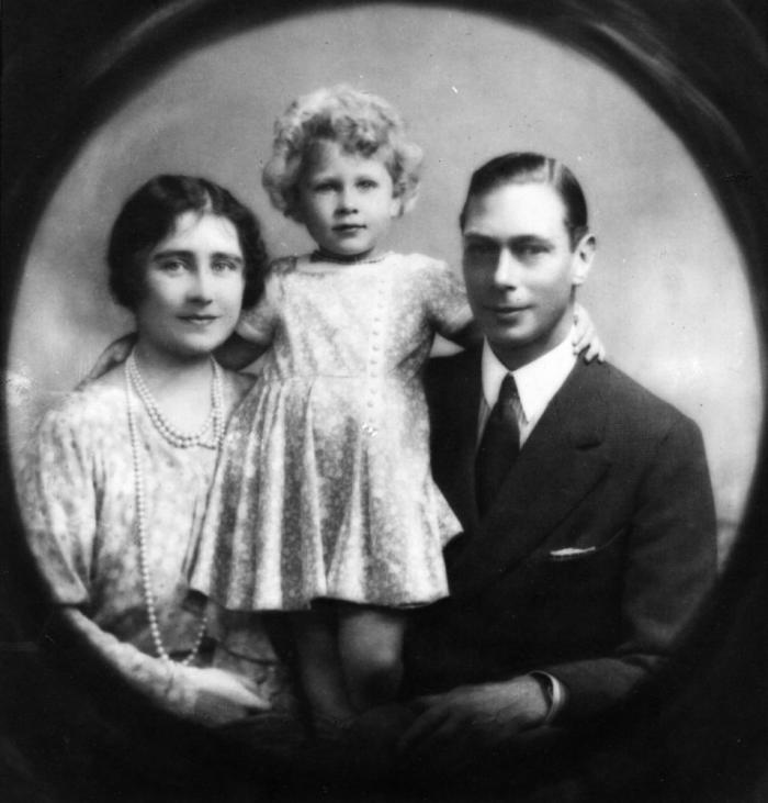 Isabel II, del brazo del príncipe Andrés en la misa por Felipe de Edimburgo