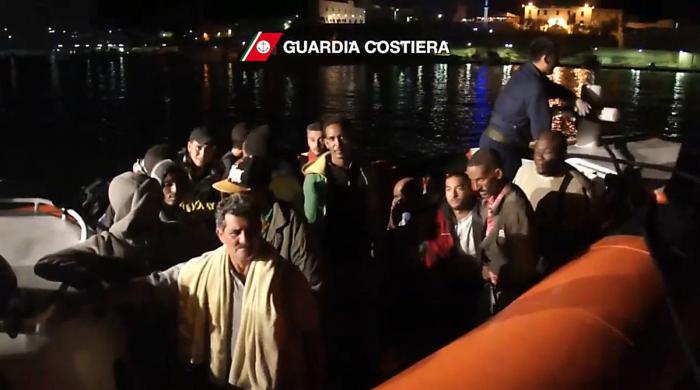 Italia hace un desembarco selectivo de migrantes rescatados en el mar: los hombres, rechazados
