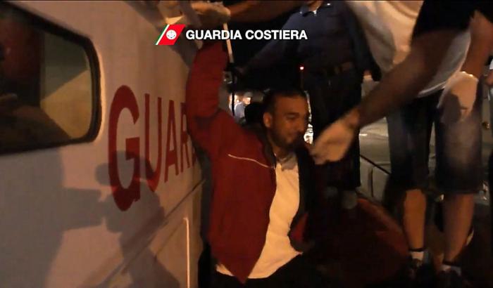 Italia hace un desembarco selectivo de migrantes rescatados en el mar: los hombres, rechazados