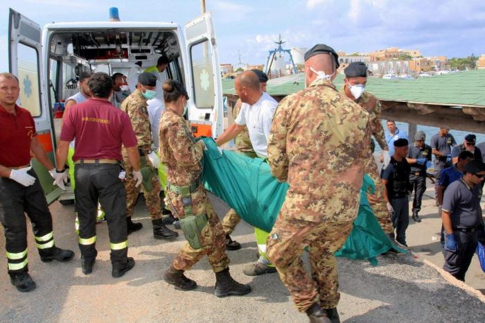 Italia hace un desembarco selectivo de migrantes rescatados en el mar: los hombres, rechazados