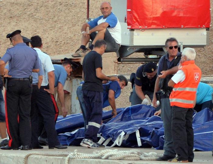 Italia hace un desembarco selectivo de migrantes rescatados en el mar: los hombres, rechazados