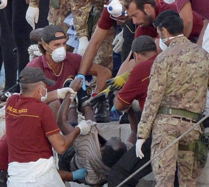 Italia hace un desembarco selectivo de migrantes rescatados en el mar: los hombres, rechazados