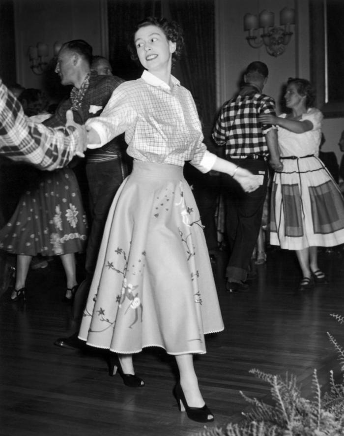 Isabel II, del brazo del príncipe Andrés en la misa por Felipe de Edimburgo