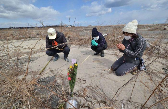 Japón recuerda en silencio a las 18.000 víctimas del tsunami y el terremoto de hace tres años