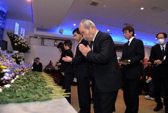 Japón recuerda en silencio a las 18.000 víctimas del tsunami y el terremoto de hace tres años