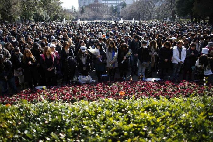 Japón recuerda en silencio a las 18.000 víctimas del tsunami y el terremoto de hace tres años