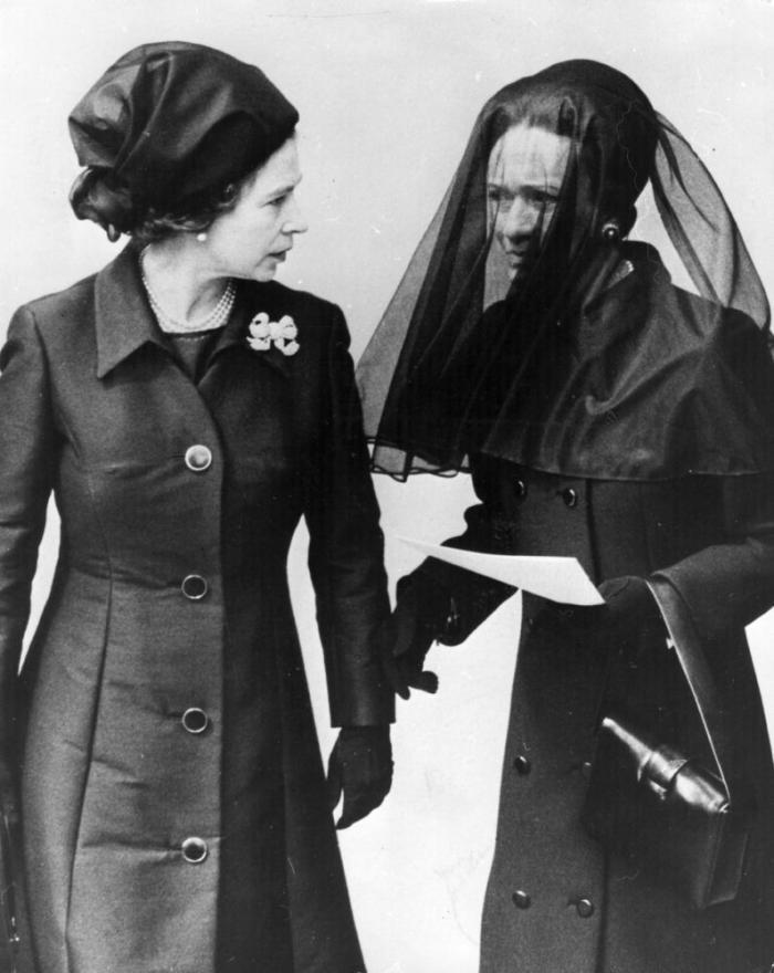 Isabel II, del brazo del príncipe Andrés en la misa por Felipe de Edimburgo