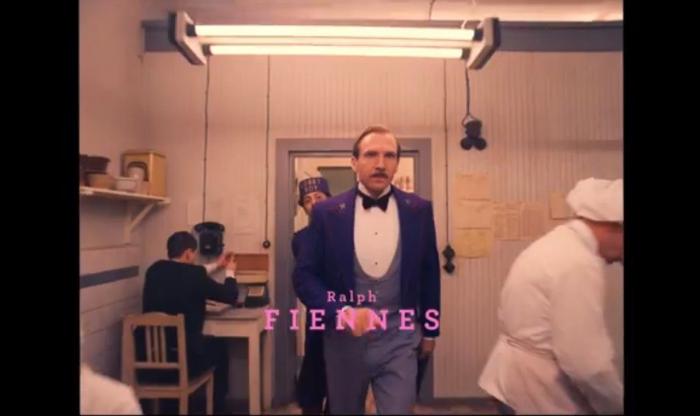 Wes Anderson dirige la campaña de H&M de Navidad protagonizada por un 'maquinista' Adrien Brody