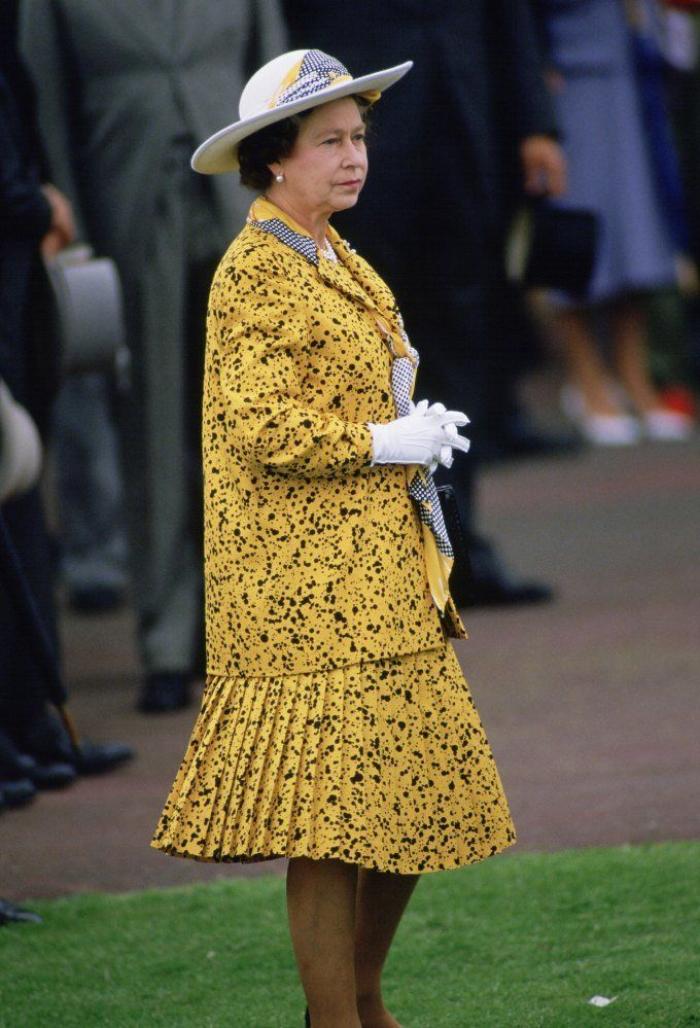 Isabel II, del brazo del príncipe Andrés en la misa por Felipe de Edimburgo