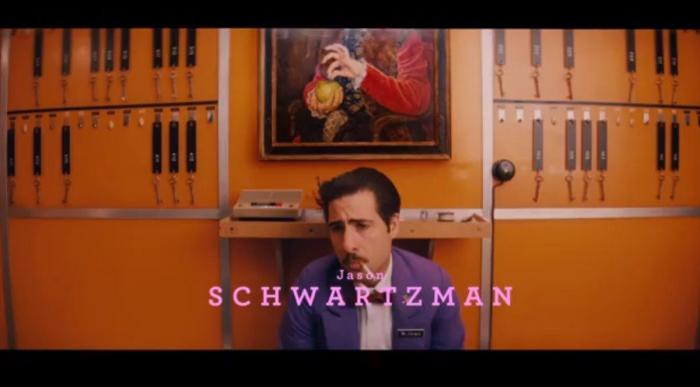 Wes Anderson dirige la campaña de H&M de Navidad protagonizada por un 'maquinista' Adrien Brody