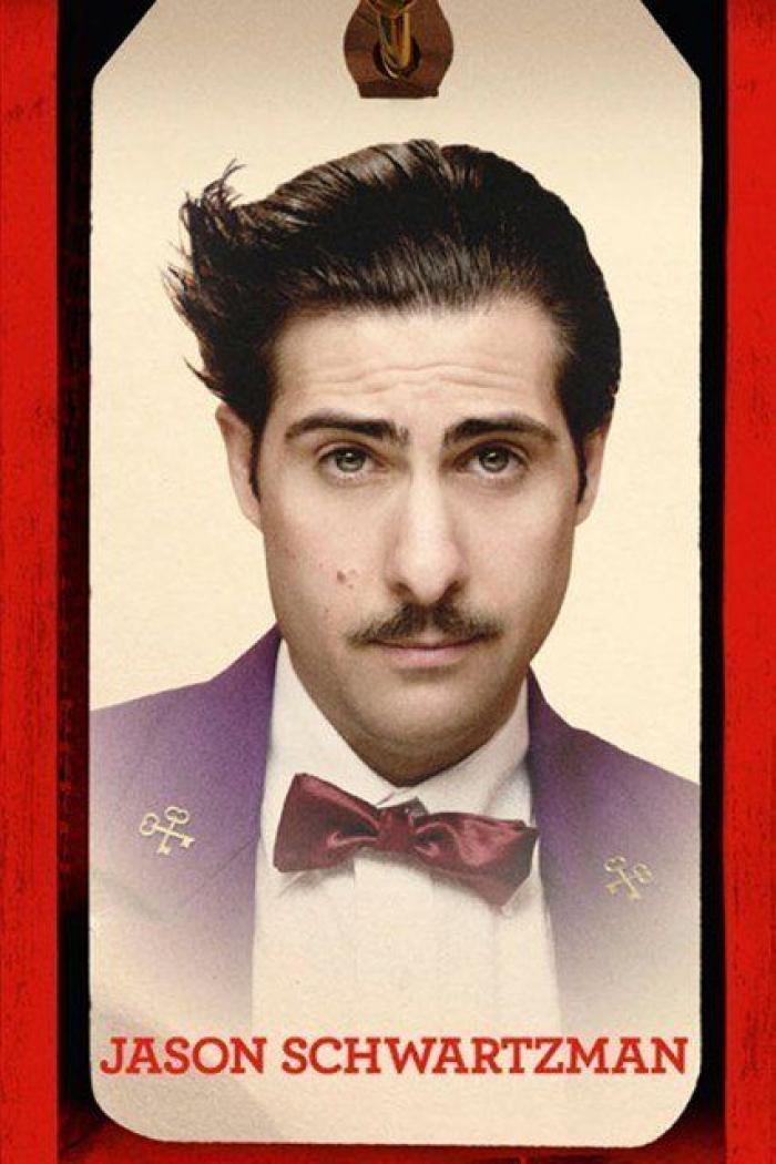 Wes Anderson dirige la campaña de H&M de Navidad protagonizada por un 'maquinista' Adrien Brody