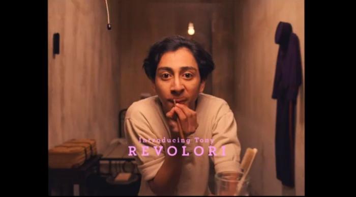 Wes Anderson dirige la campaña de H&M de Navidad protagonizada por un 'maquinista' Adrien Brody