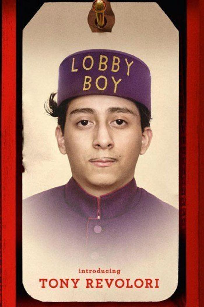 Wes Anderson dirige la campaña de H&M de Navidad protagonizada por un 'maquinista' Adrien Brody