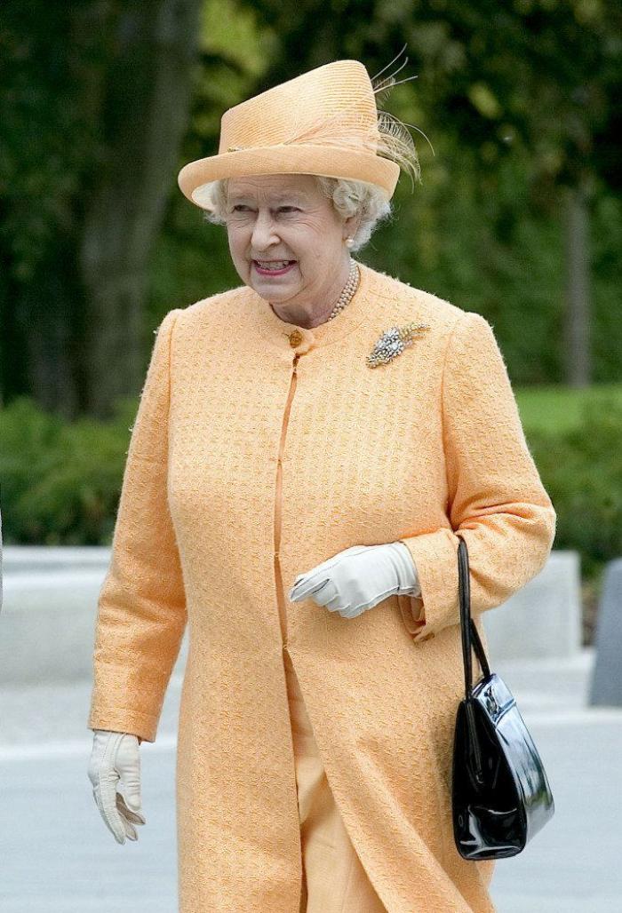 Isabel II, del brazo del príncipe Andrés en la misa por Felipe de Edimburgo