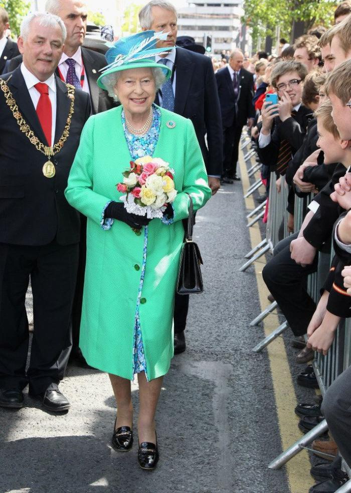Isabel II, del brazo del príncipe Andrés en la misa por Felipe de Edimburgo
