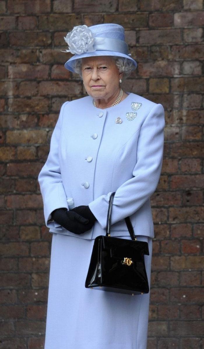 Isabel II, del brazo del príncipe Andrés en la misa por Felipe de Edimburgo