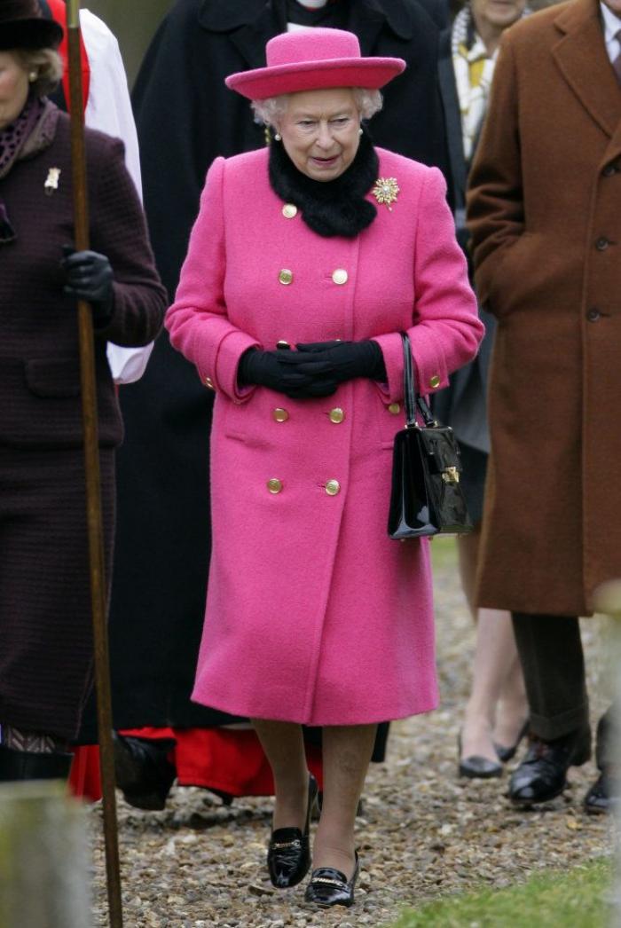 Isabel II, del brazo del príncipe Andrés en la misa por Felipe de Edimburgo