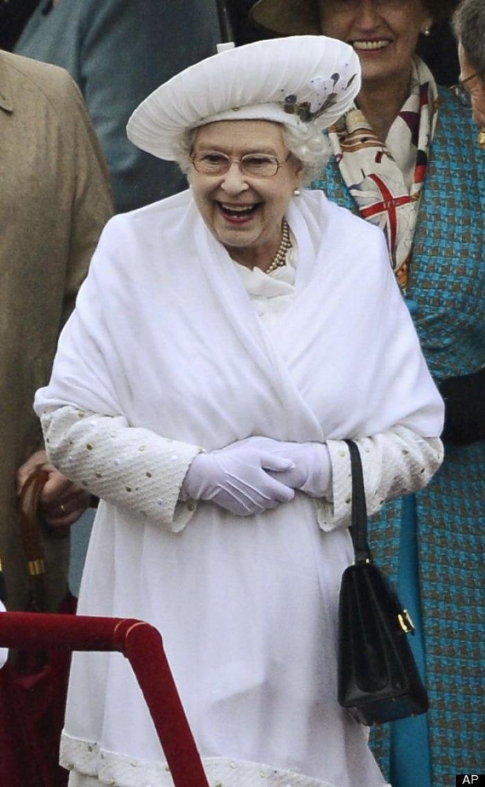 Isabel II, del brazo del príncipe Andrés en la misa por Felipe de Edimburgo