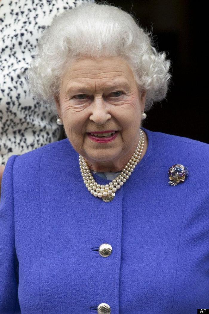 Isabel II, del brazo del príncipe Andrés en la misa por Felipe de Edimburgo