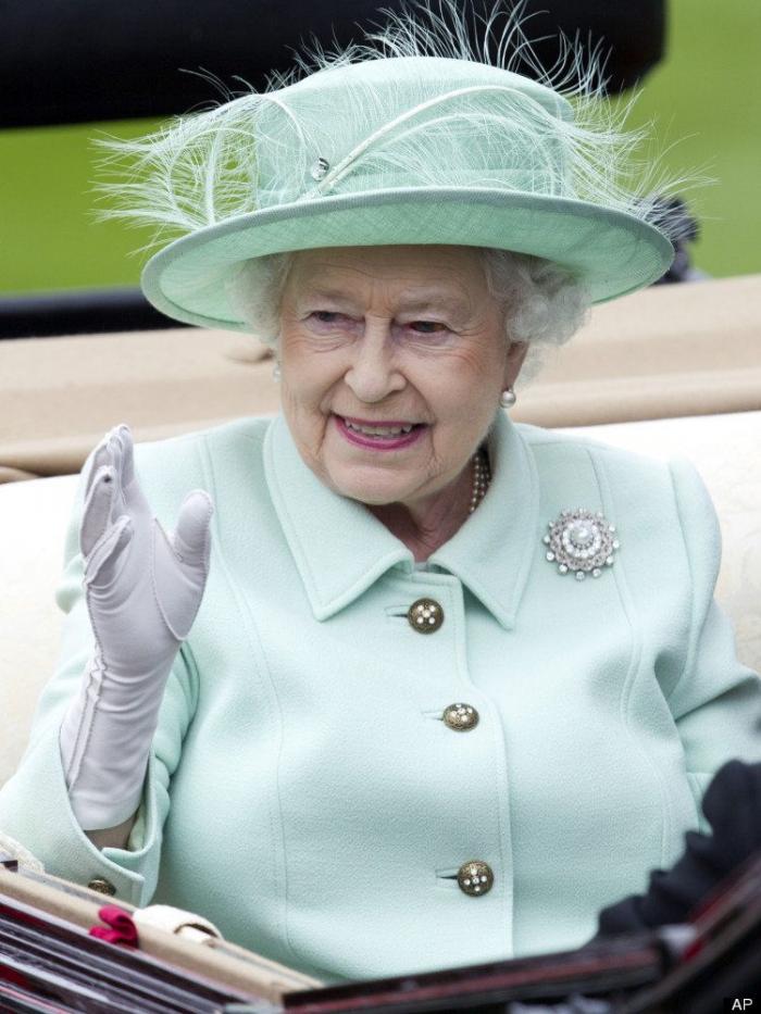 Isabel II, del brazo del príncipe Andrés en la misa por Felipe de Edimburgo