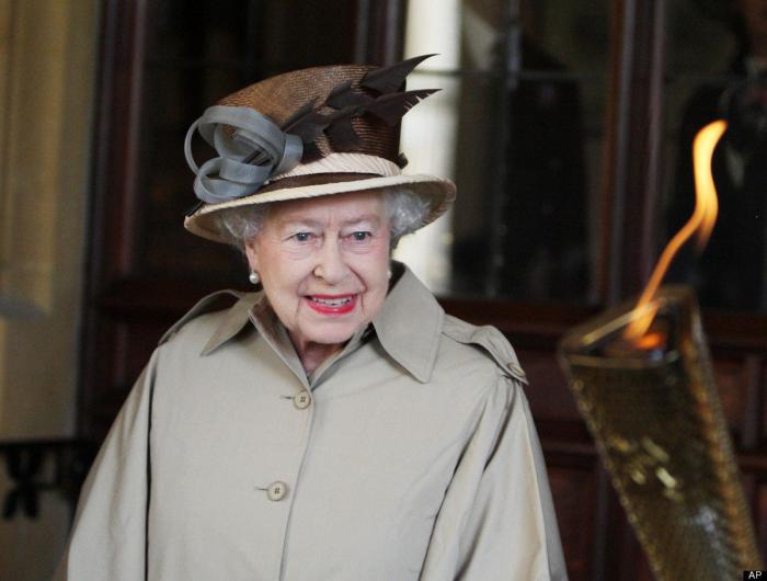 Isabel II, del brazo del príncipe Andrés en la misa por Felipe de Edimburgo