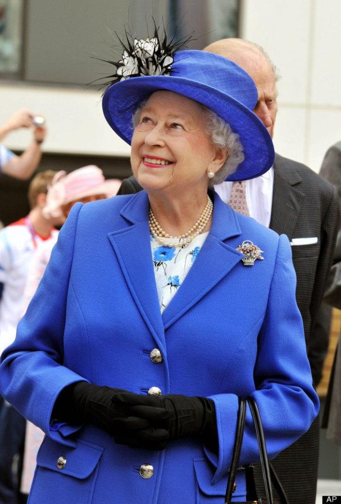 Isabel II, del brazo del príncipe Andrés en la misa por Felipe de Edimburgo