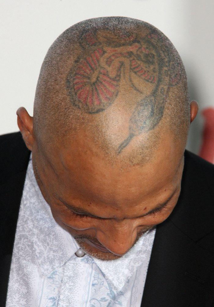 El vídeo que 'se ríe' del dolor de Chris Hemsworth cuando se hace un tatuaje