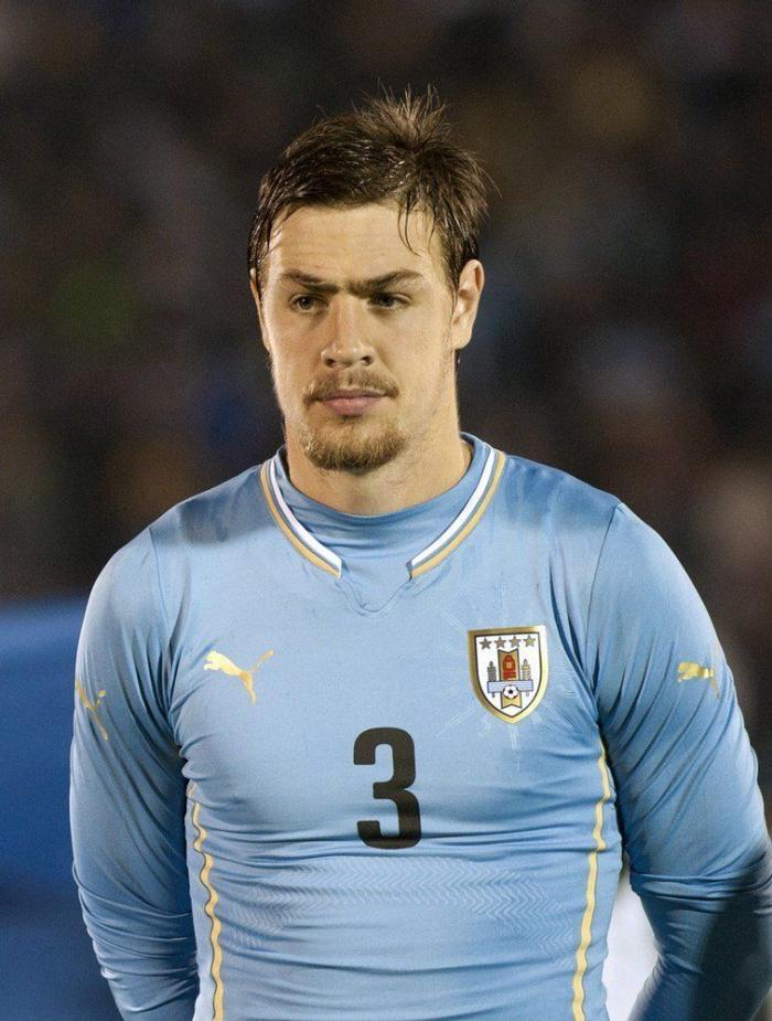 La Presidencia de Uruguay se decidirá en segunda vuelta entre Daniel Martínez (izquierda) y Luis Lacalle (centroderecha)