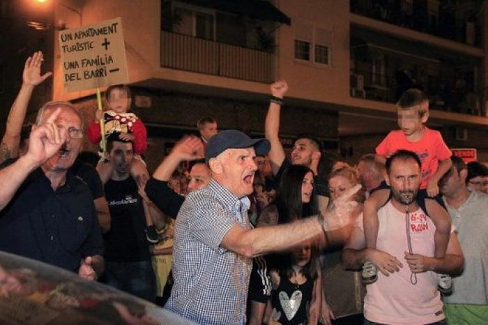 La Barceloneta explota contra el turismo de borrachera (FOTOS)