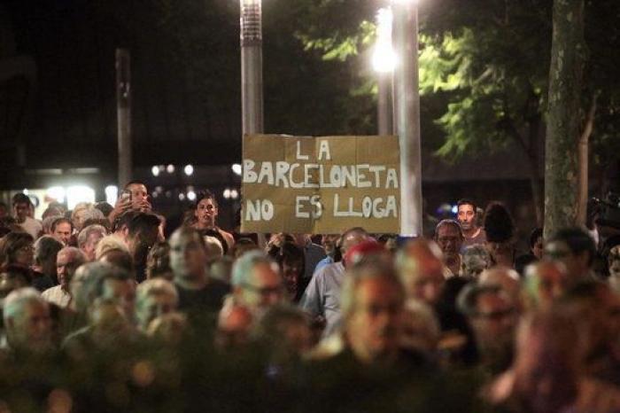 La Barceloneta explota contra el turismo de borrachera (FOTOS)