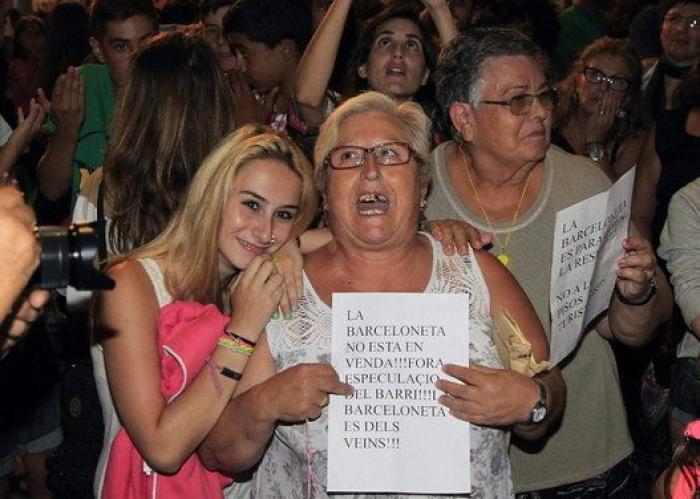 La Barceloneta explota contra el turismo de borrachera (FOTOS)