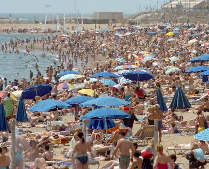 La Barceloneta explota contra el turismo de borrachera (FOTOS)