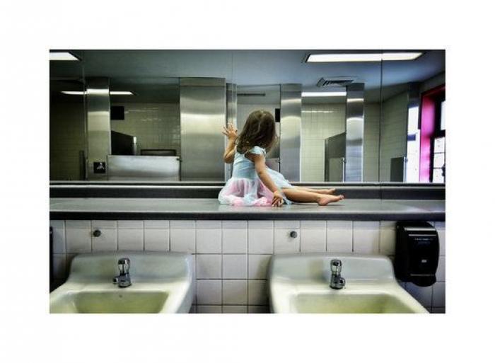 La gente calificó de pornográficas estas fotos de la hija de un artista. Y esto fue lo que él respondió