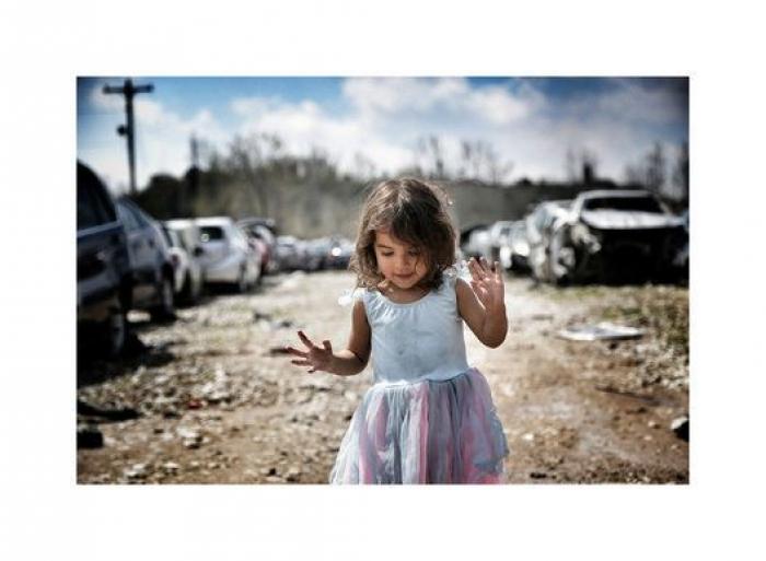 La gente calificó de pornográficas estas fotos de la hija de un artista. Y esto fue lo que él respondió