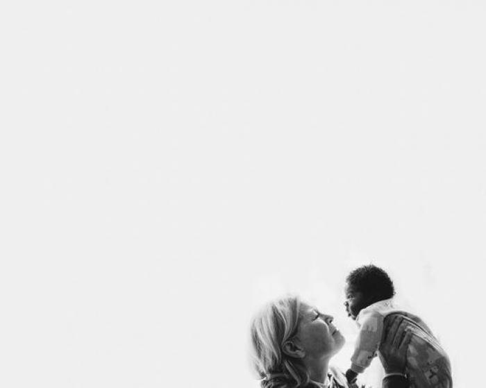 'Blended' ('Mezclados'): las fotos más emocionantes de un bebé adoptado y su familia