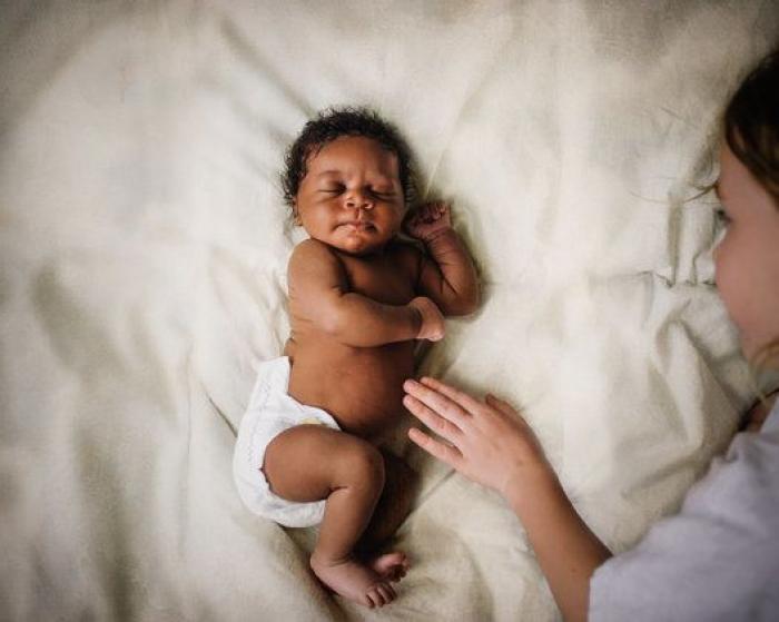 'Blended' ('Mezclados'): las fotos más emocionantes de un bebé adoptado y su familia