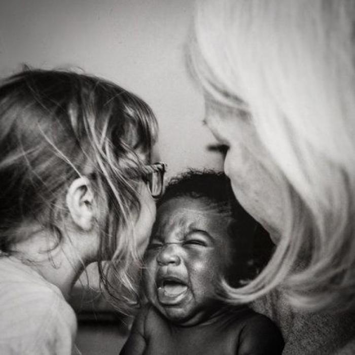 'Blended' ('Mezclados'): las fotos más emocionantes de un bebé adoptado y su familia