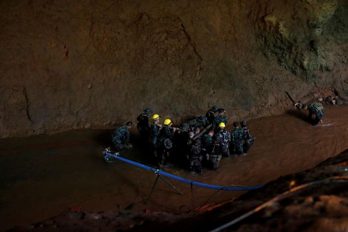 Los niños atrapados en una cueva de Tailandia aparecen en un nuevo video con "buena salud"