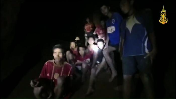 Los niños atrapados en una cueva de Tailandia aparecen en un nuevo video con "buena salud"