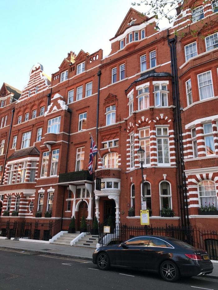 Un tuitero se encuentra con Jake Gyllenhaal en su pueblecito de Huesca y se hace un selfie impagable
