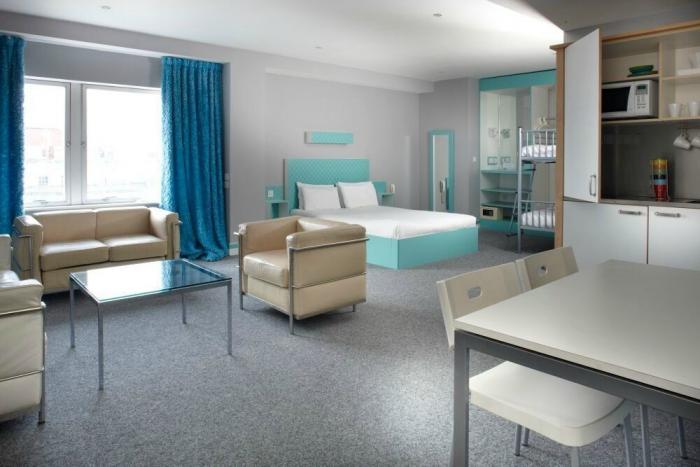 Un tuitero se encuentra con Jake Gyllenhaal en su pueblecito de Huesca y se hace un selfie impagable