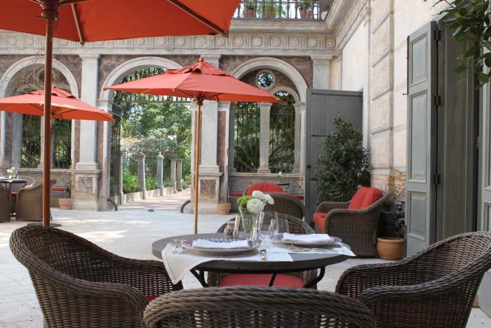 Un tuitero se encuentra con Jake Gyllenhaal en su pueblecito de Huesca y se hace un selfie impagable