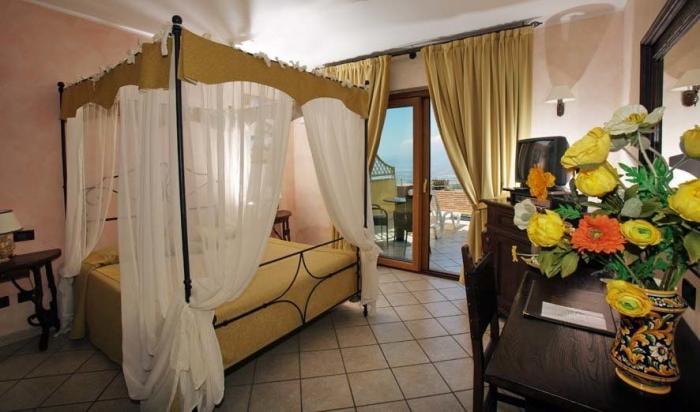 Un tuitero se encuentra con Jake Gyllenhaal en su pueblecito de Huesca y se hace un selfie impagable