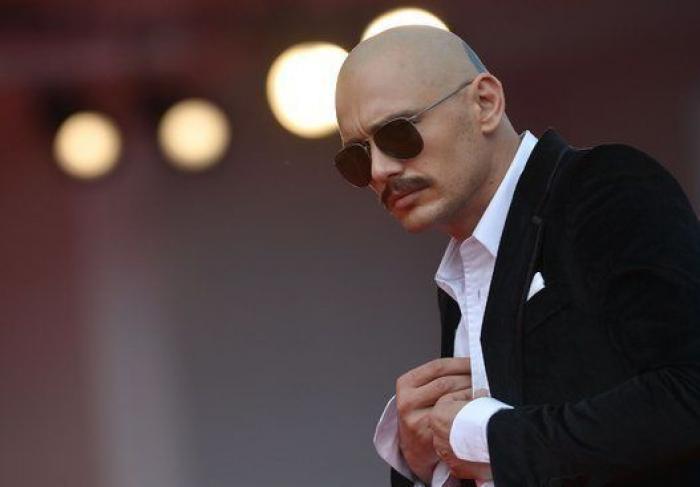 James Franco luce cabeza rapada y presenta película en Venecia (FOTOS)