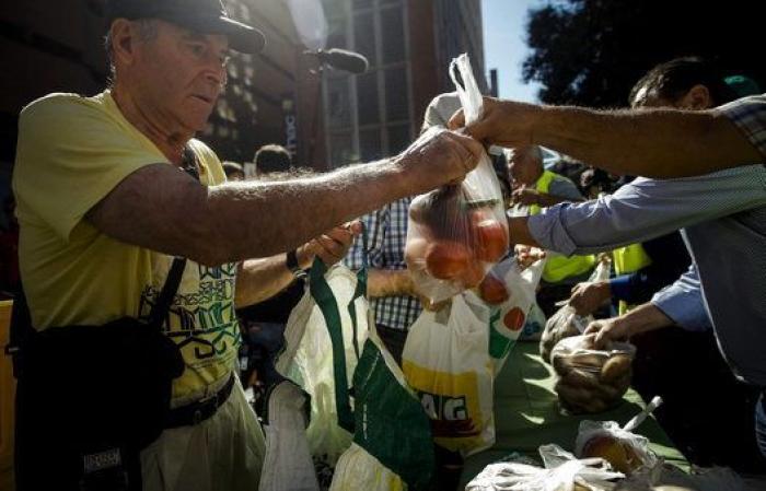 Agricultores reparten 10.000 kilos de fruta en Madrid en protesta por el veto de Rusia