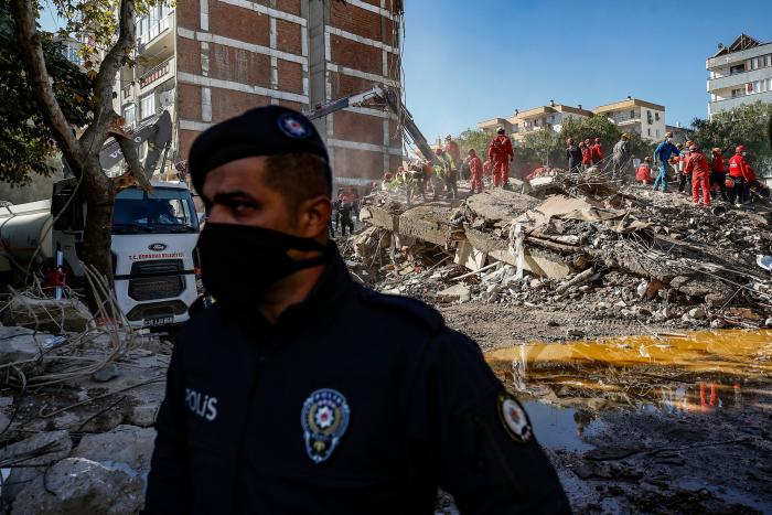 Rescatada una niña de tres años a los tres días del terremoto de Esmirna