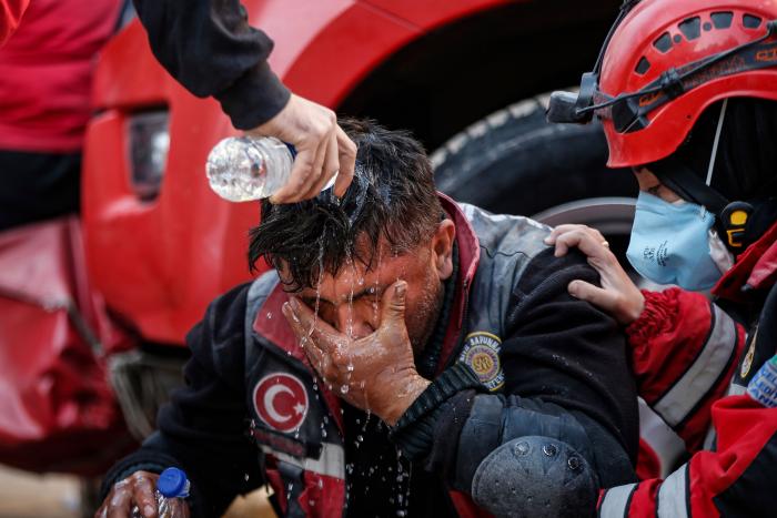 Rescatada una niña de tres años a los tres días del terremoto de Esmirna