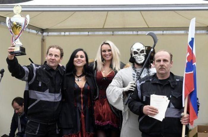 Trencin (Eslovaquia) celebra el campeonato internacional de cavar tumbas
