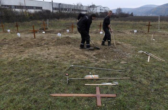 Trencin (Eslovaquia) celebra el campeonato internacional de cavar tumbas