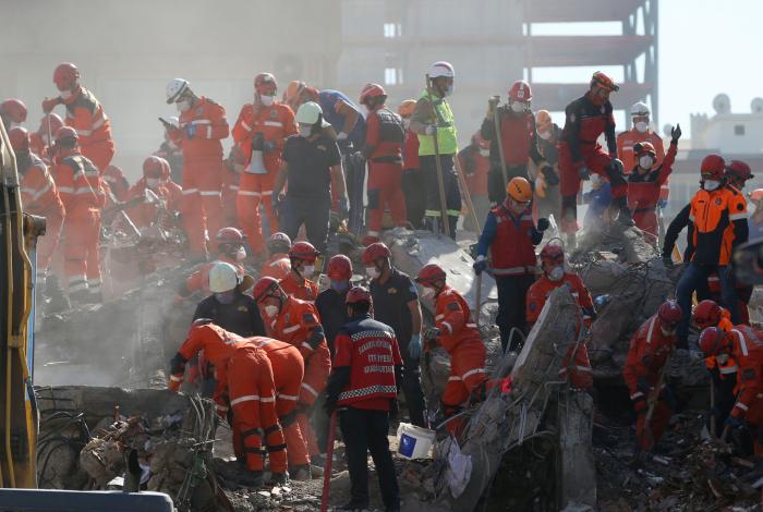 Rescatada una niña de tres años a los tres días del terremoto de Esmirna